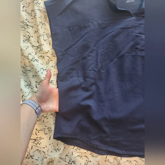 Fabletics Women's Evolve 3 Pocket Navy Scrub Top Size Large - Picture 5 of 5